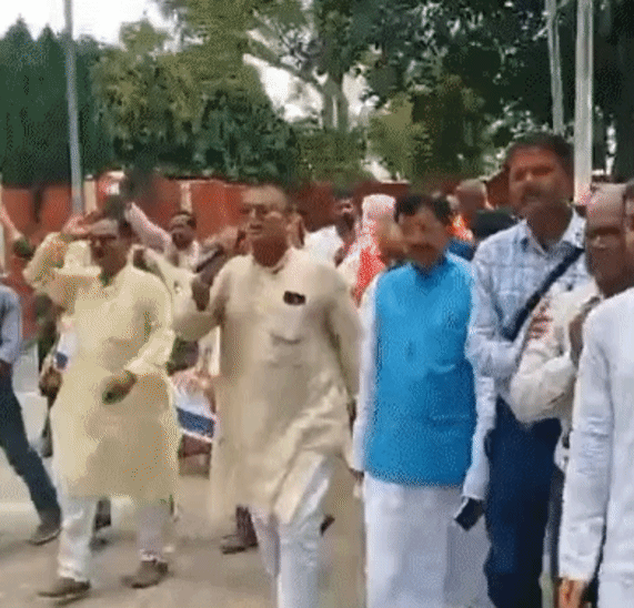 चौरंगी से विश्वविद्यालय मुख्यालय तक प्रदर्शन।