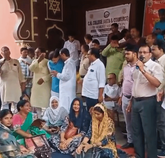 विश्वविद्यालय के शिक्षकों ने किया प्रदर्शन।