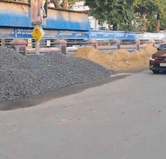 सड़क किनारे गिट्‌टी और बालू।