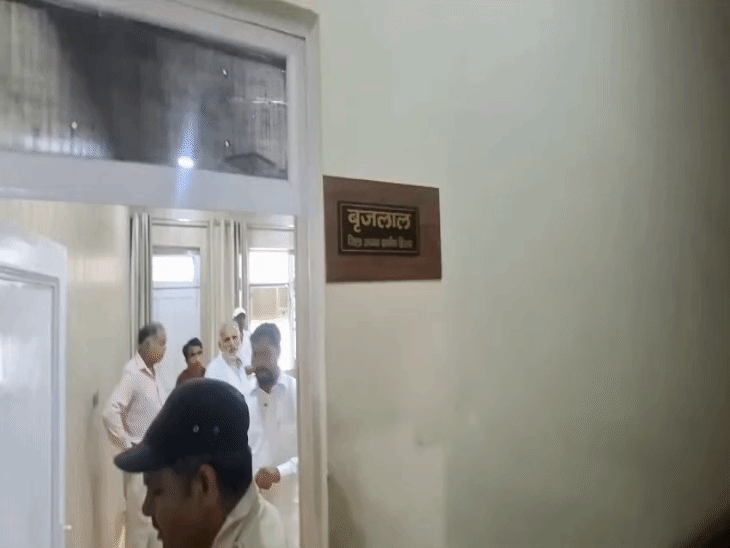 ग्रामीण ज़िला अध्यक्ष ने अपनी नेम प्लेट कांग्रेस भवन हिसार में लगा ली थी