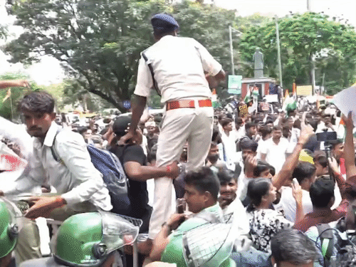 हजारों छात्र तिरंगा लेकर विधानसभा घेराव के लिए जमा हुए, पुलिस ने बैरिकेडिंग कर रोकने की कोशिश की।