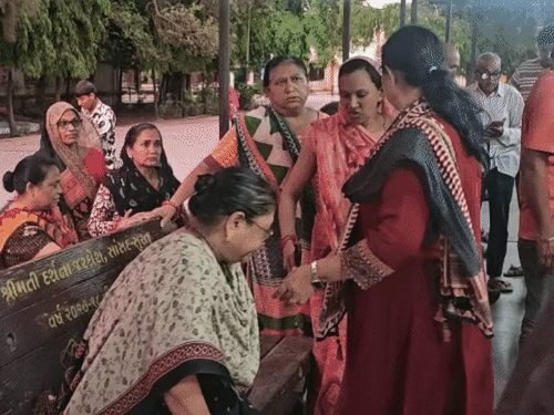 सिविल हॉस्पिटल में मृतक डॉक्टर के परिवार के लोग।
