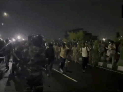 विधानसभा के गेट पर मौजूद प्रदर्शनकारी छात्रों पर दूसरी बार लाठीचार्ज किया गया। - Dainik Bhaskar