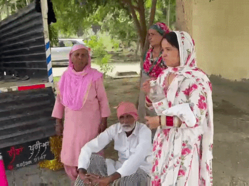 फाजिल्का के सरकारी अस्पताल के बाहर बैठे परिजन।