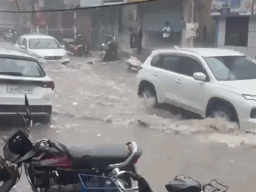 सोनीपत में तेज बारिश हुई। एक युवक शैंपू लगाकर बारिश में ही नहाने लगा। वहीं गीता भवन के पास हुआ जलभराव।