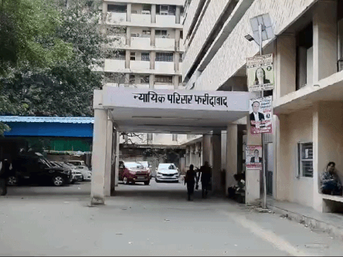 पुलिस ने आरोपी को कोर्ट में पेश किया, जहां से उसे जेल भेज दिया गया।
