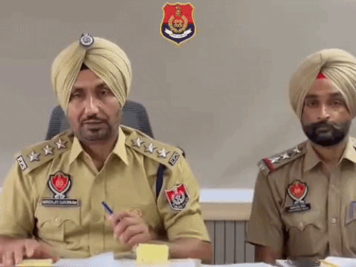 मामले की जानकारी देते हुए ACP इंडस्ट्रियल एरिया-ए इंदरजीत सिंह बोपाराय।