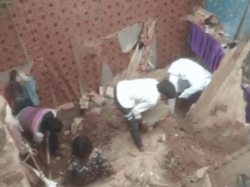 टोहाना में छत गिरने के बाद मलबा हटाते लोग।