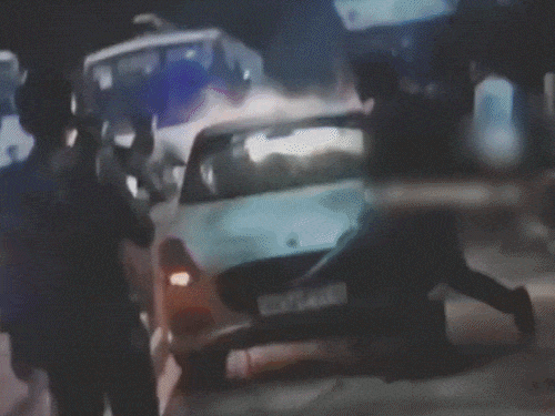 रेवाड़ी में 3 युवकों ने बीच सड़क पर घेरा, कार भी तोड़ी; बोले-देखो भाइयों, कहकर मारते है|रेवाड़ी,Rewari - Dainik Bhaskar