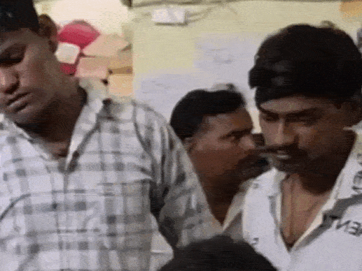 तीनों युवकों को ले जाने की कार्रवाई करती पुलिस। - Dainik Bhaskar