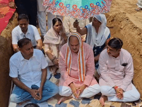 ब्वॉयज कॉलेज भवन का भूमि पूजन करते विधायक एवं अन्य। - Dainik Bhaskar
