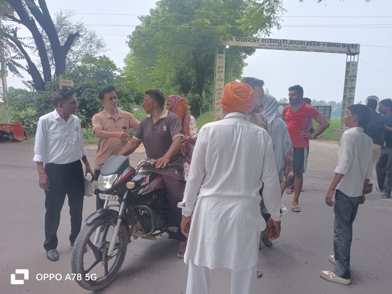 जाम के दौरान बाइक सवार को रोकते हुए ग्रामीण।