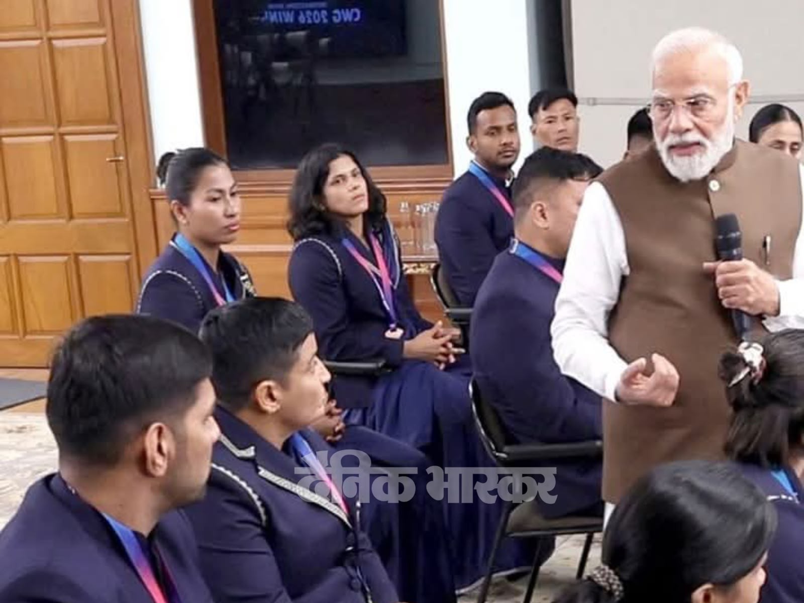 कॉमनवेल्थ गेम्स में पदक विजेताओं से संवाद करते हुए प्रधानमंत्री नरेंद्र मोदी।