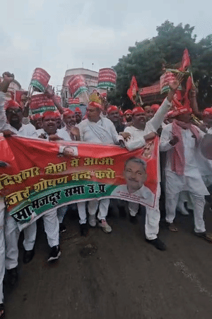 सरकार होश में आओ, मजदूरों का शोषण बंद करो लिखे बैनर भी साथ में लिया था।