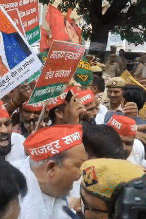 पुलिस ने बैरिकेडिंग लगाकर सपा मजदूर सभा के कार्यकर्ताओं को रोक दिया।