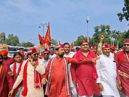 निषाद पार्टी के कार्यकर्ताओं ने स्वागत किया।
