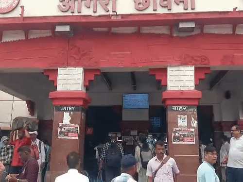 लाश के टुकड़ों से भरा ट्रॉली बैग मिलने से आगरा रेलवे स्टेशन पर हड़कंप मच गया था।