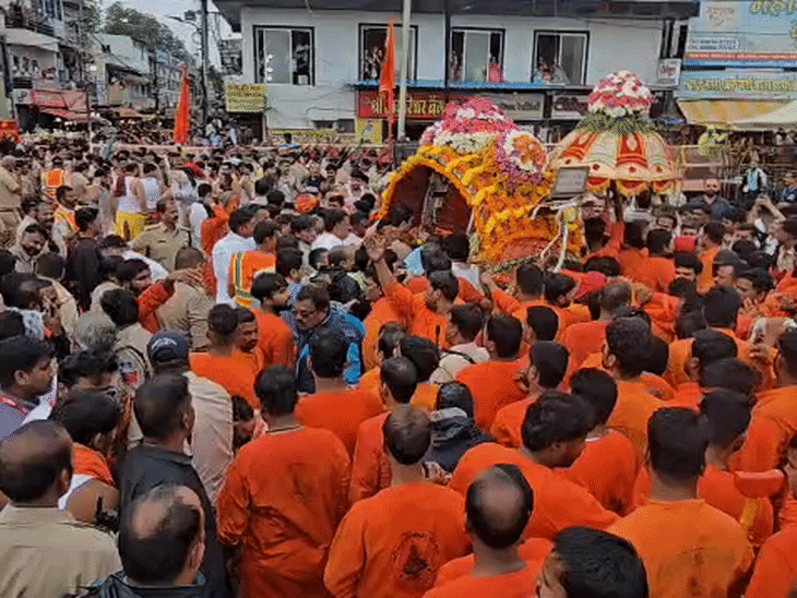 सवारी मार्ग पर बड़ी संख्या में श्रद्धालु मौजूद हैं।