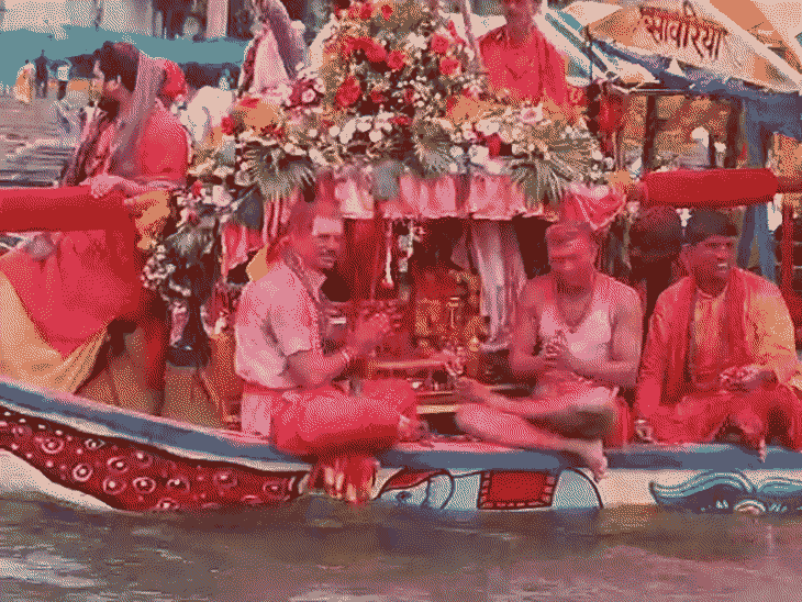ओंकारेश्वर में नौका विहार पर निकले बाबा ममलेश्वर।