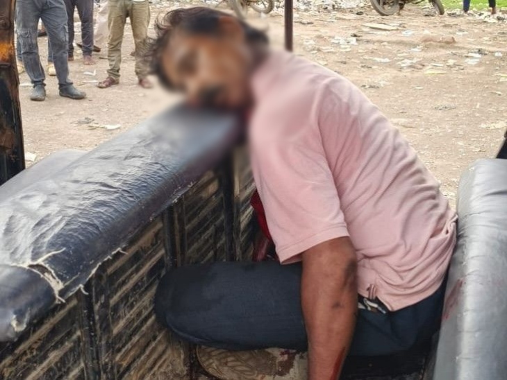 शराब भट्ठी के सामने ऑटो में मिली लाश,युवकों से विवाद के बाद हत्या की आशंका|बिलासपुर (छत्तीसगढ़),Bilaspur (Chhattisgarh) - Dainik Bhaskar