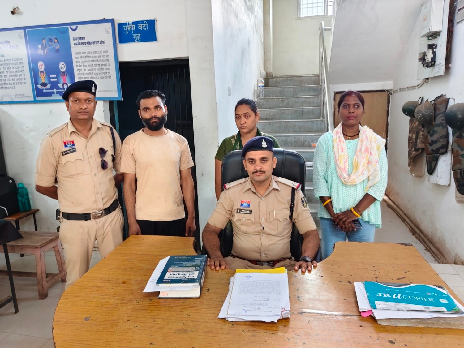 पुलिस ने आरोपी और उसकी पत्नी को गिरफ्तार किया है। - Dainik Bhaskar