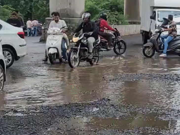 भोपाल में कई सड़कों ने तालाबनुमा आकार ले लिया है।