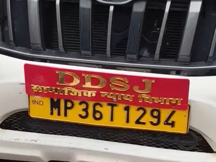 छतरपुर में एक सरकारी वाहन में अधिकारी की सीट पर एक कुत्ता बैठे हुए नजर आया।