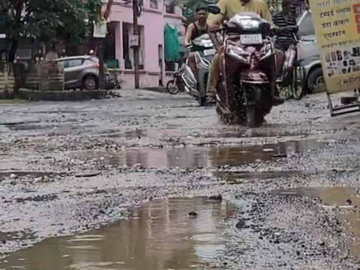 अशोका गार्डन इलाके की सड़कों की हालत ठीक नहीं है।