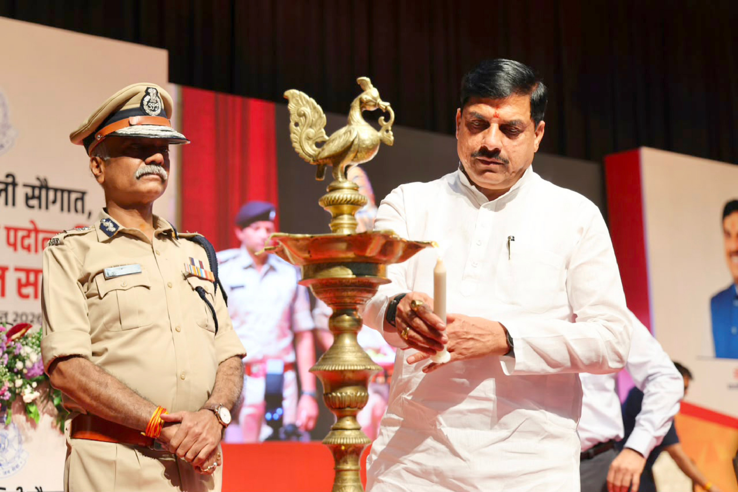 मुख्यमंत्री डॉ. मोहन यादव ने पुलिस विभाग में नवीन भर्ती एवं पदोन्नति आभार प्रदर्शन समारोह का दीप प्रज्जवलित कर शुभारंभ किया।