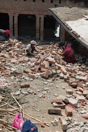 उत्तरप्रदेश के फर्रुखाबाद में चित्रकूट डिप पर करीब चार फीट पानी बह रहा है। आसपास के करीब 40 गांव बाढ़ की चपेट में बताए जा रहे हैं। इसकी वजह से लोग खुद ही अपने मकान तोड़ रहे हैं।