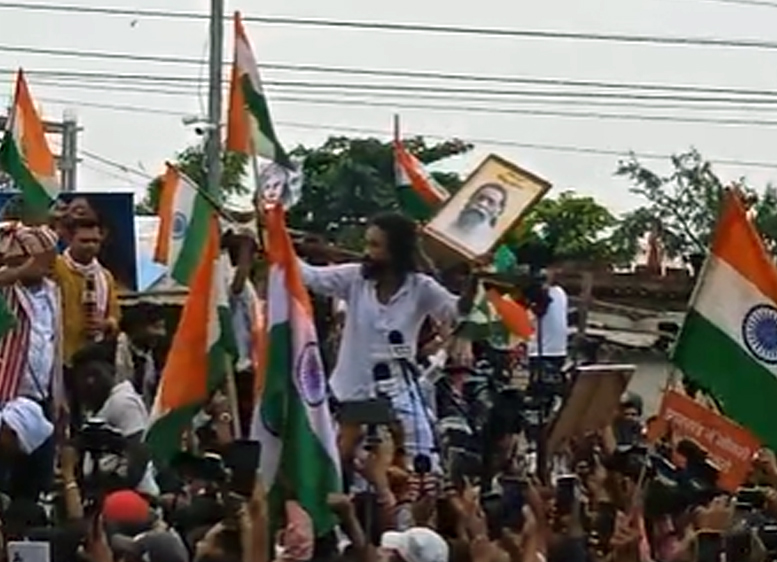 भूख हड़ताल में शामिल देवेंद्र महतो भी विधानसभा मार्च में शामिल हुए।