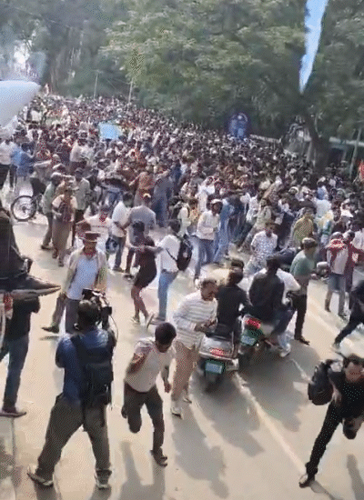 पुलिस की ओर से छात्रों पर आंसू गैस के गोले छोड़े गए।
