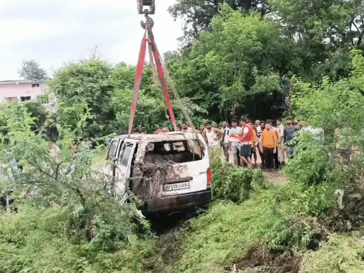 वैन बुरी तरह क्षतिग्रस्त हुई थी। इसके अंदर कोई शव नहीं मिला।