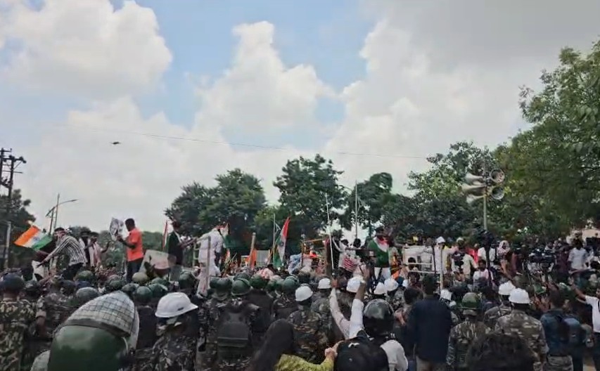 छात्रों ने बैरिकेडिंग तोड़ आगे बढ़ने का किया प्रयास।