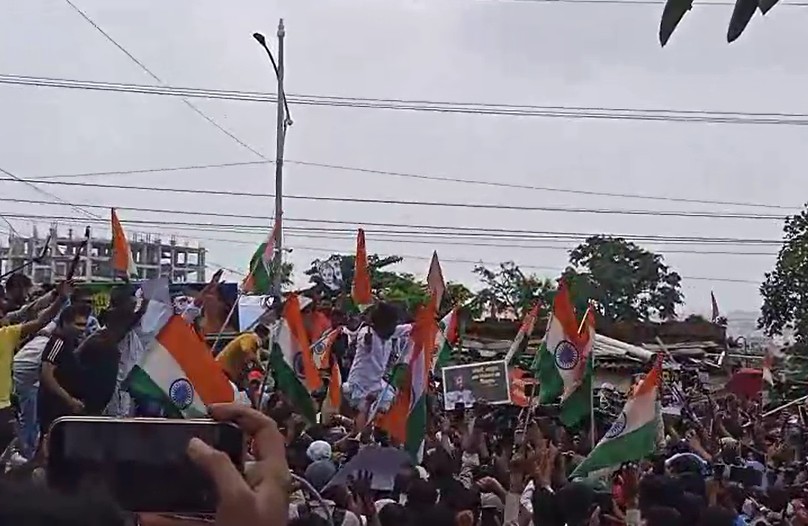 हाथों में तिरंगा लेकर छात्र विधानसभा घेराव के लिए निकले।