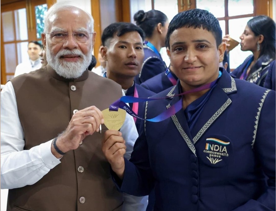 पीएम नरेंद्र मोदी के साथ मेडल दिखाते हुए शर्मिला धनखड़।