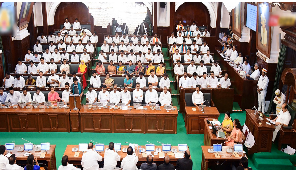 राज्य गीत को विपक्षी दल DMK और AIADMK ने भी अपना समर्थन दिया है।