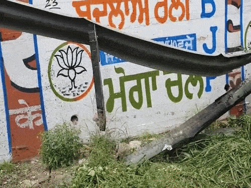 हाईवे की रेलिंग को तोड़ गिरी कार। - Dainik Bhaskar
