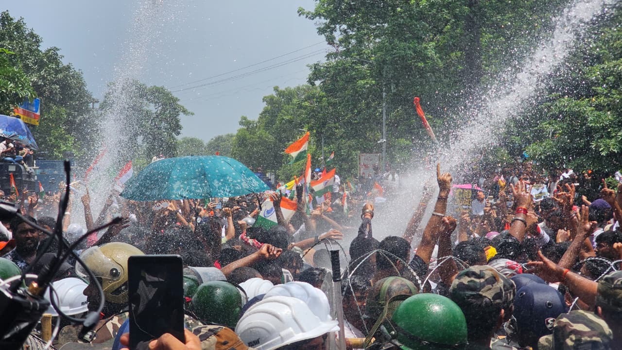 विधानसभा के पास छात्रों पर वाटर कैनन का इस्तेमाल किया गया, जहां पानी की बौछार पर प्रदर्शनकारी डांस करते नजर आए।