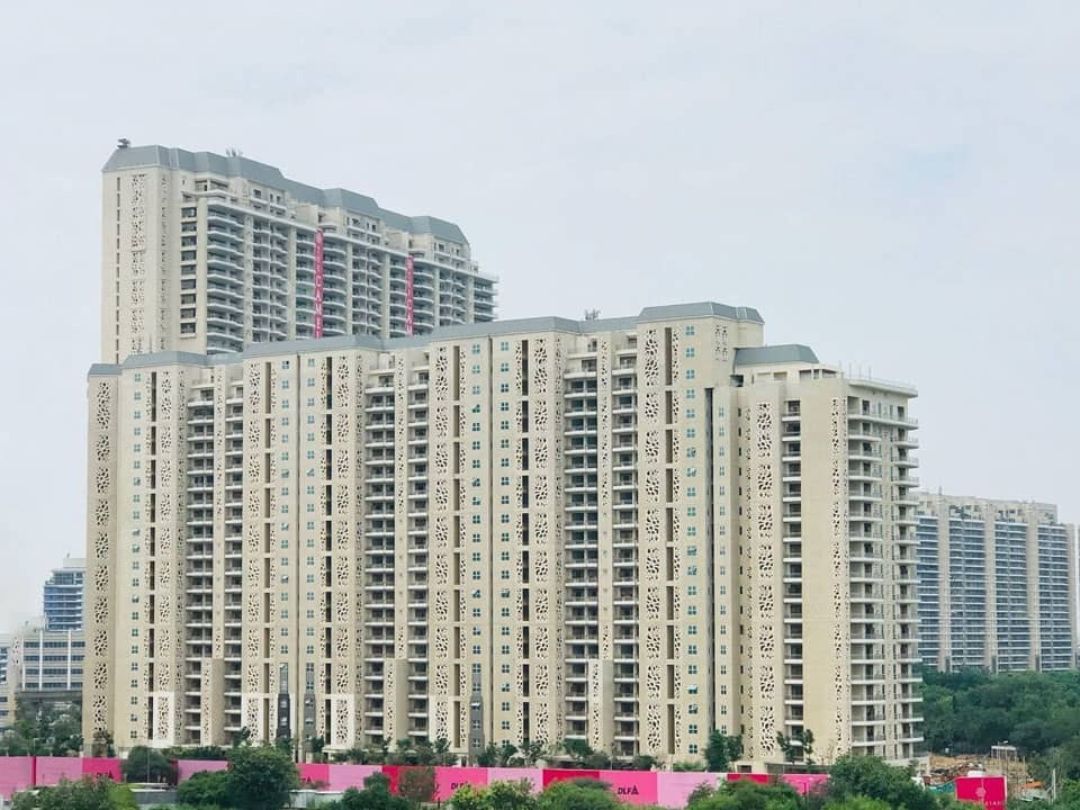 द कैमिलियाज सोसाइटी गुरुग्राम के सेक्टर-42 स्थित गोल्फ कोर्स रोड पर है।-फाइल