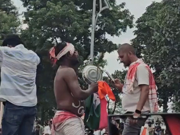 Students also protested in various costumes during the siege.