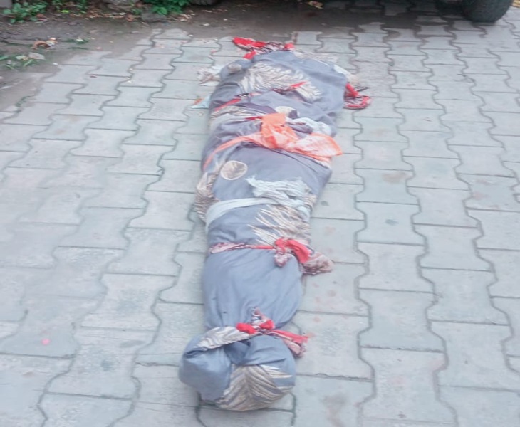 पुलिस को युवक की लाश बेडशीट में लिपटी हुई मिली थी।