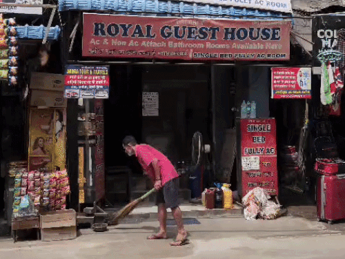 रॉयल होटल, जिसमें युवती की लाश मिली।