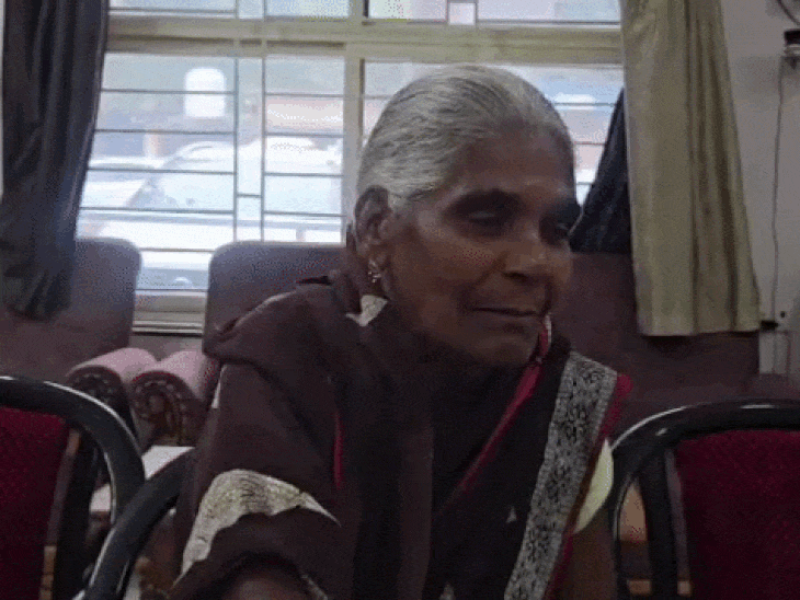 थाने पहुंचीं महिला मित्रा विश्वकर्मा ने पड़ोसी पर मकान खाली कराने के आरोप लगाए हैं।