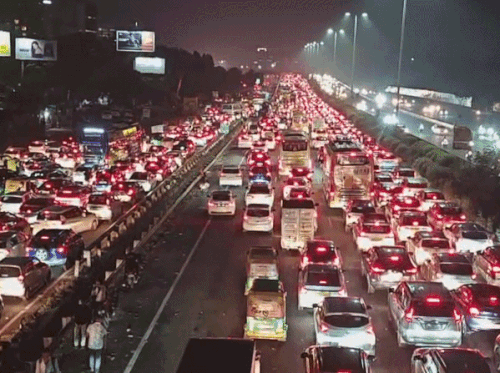गुरुग्राम में NH-48 पर लगा लंबा जाम।