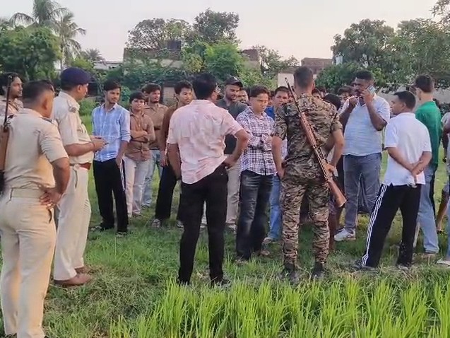 स्थानीय लोगों से पूछताछ कर रही पुलिस।