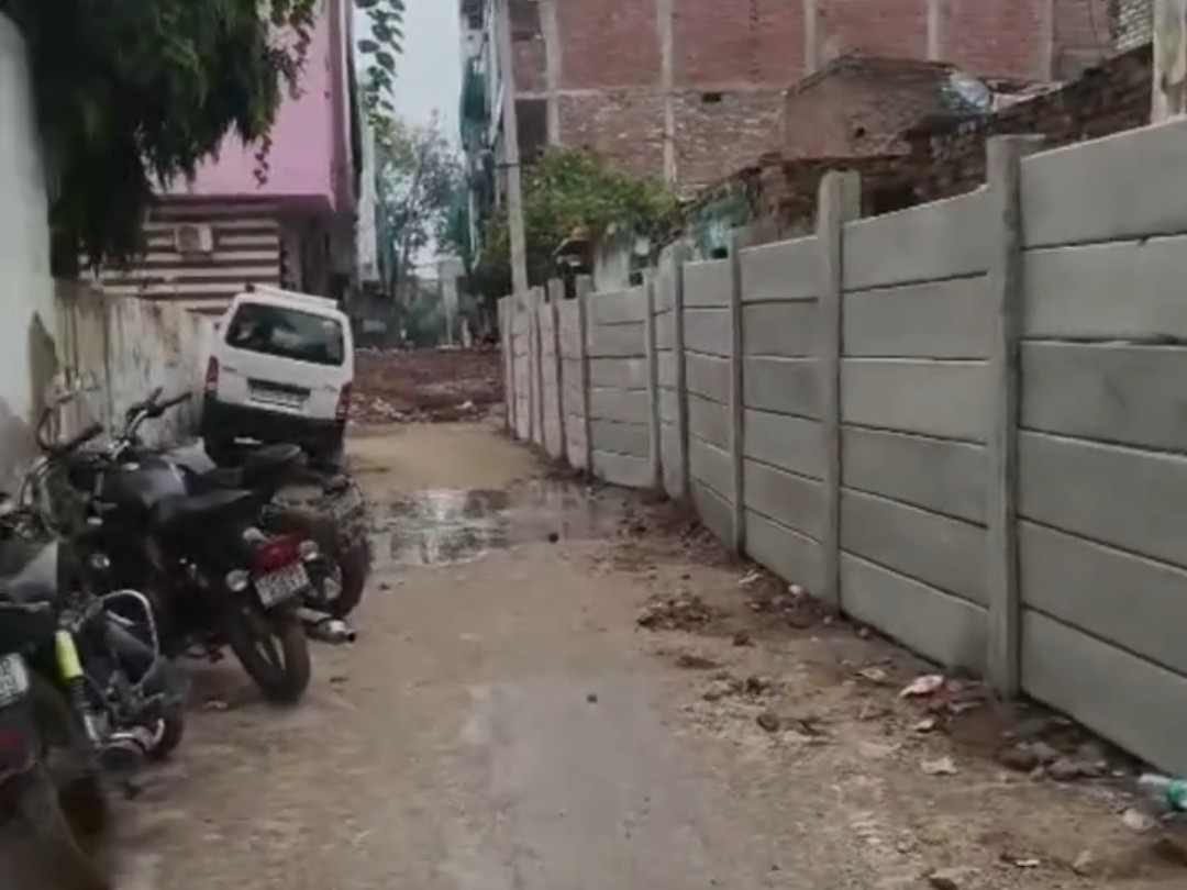 एचएसवीपी डिपार्टमेंट द्वारा बनाई गई सीमेंटेड ब्लॉक वाली दीवार।