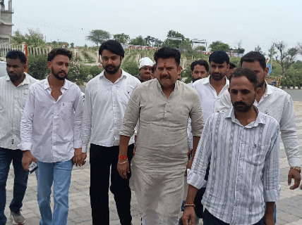 छात्रों के चल रहे धरने में पूर्व मंत्री डॉ. राजकुमार शर्मा पहुंचे।