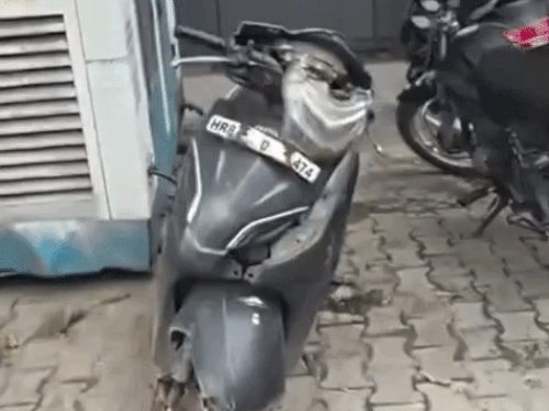 एक्सीडेंट में आशु की स्कूटी का वाइजर टूट गया।