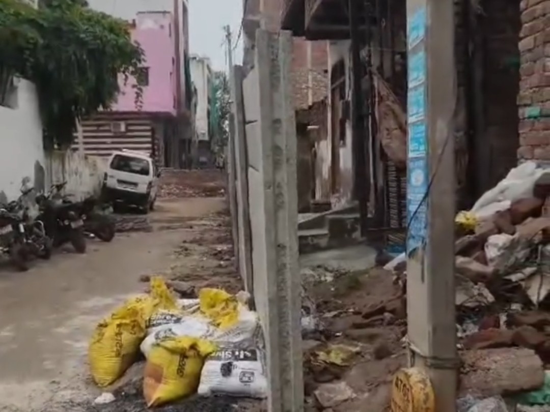 एचएसवीपी डिपार्टमेंट द्वारा बनाई गई सीमेंटेड ब्लॉक वाली दीवार।